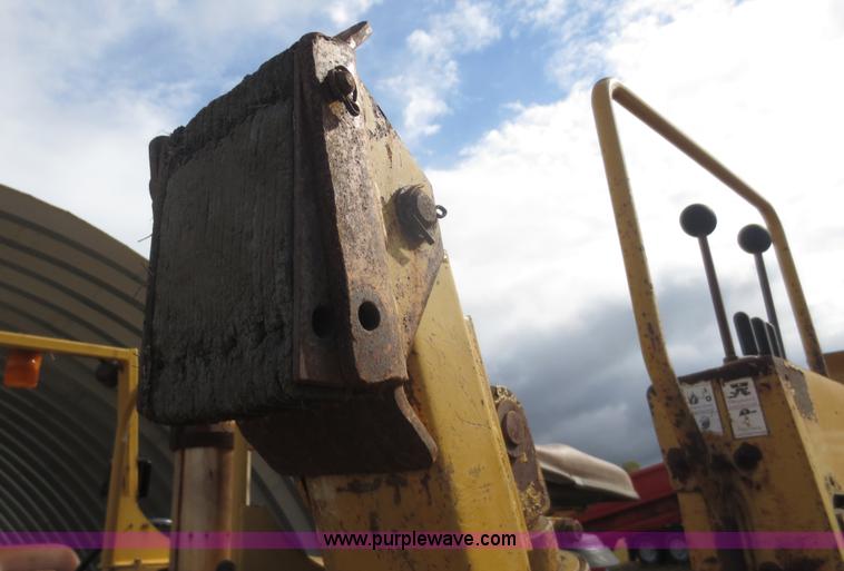 image for item F8013 1999 Vermeer V8100 trencher