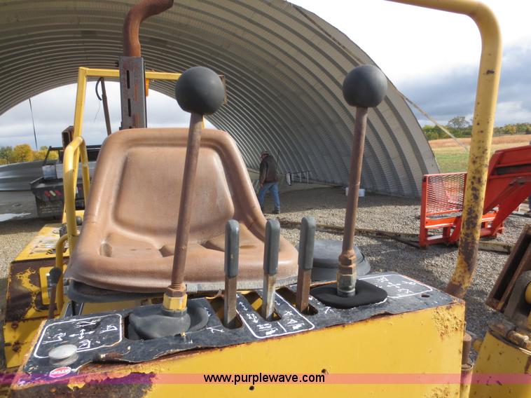 image for item F8013 1999 Vermeer V8100 trencher