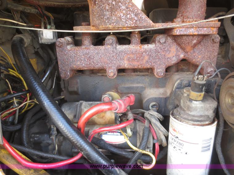 image for item F8013 1999 Vermeer V8100 trencher