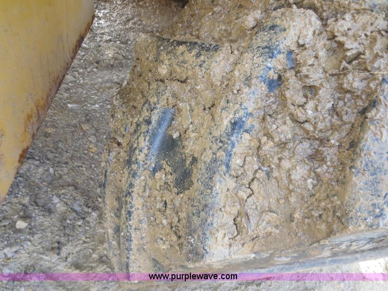 image for item F8013 1999 Vermeer V8100 trencher