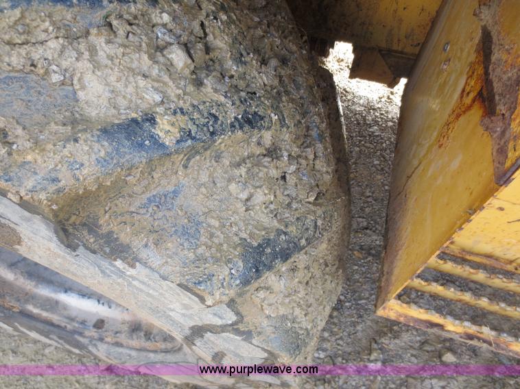 image for item F8013 1999 Vermeer V8100 trencher