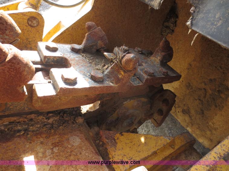 image for item F8013 1999 Vermeer V8100 trencher