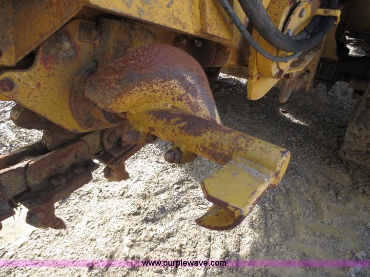 image for item F8013 1999 Vermeer V8100 trencher