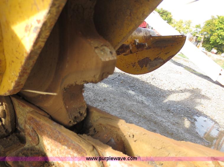 image for item F8013 1999 Vermeer V8100 trencher