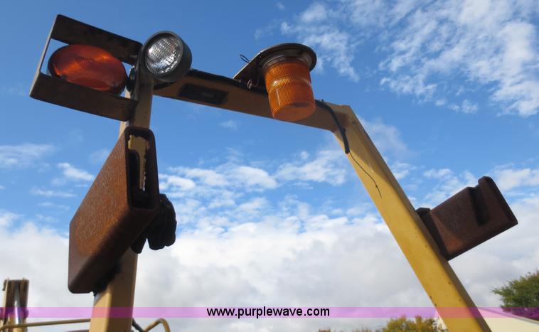 image for item F8013 1999 Vermeer V8100 trencher