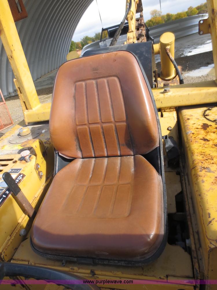 image for item F8013 1999 Vermeer V8100 trencher