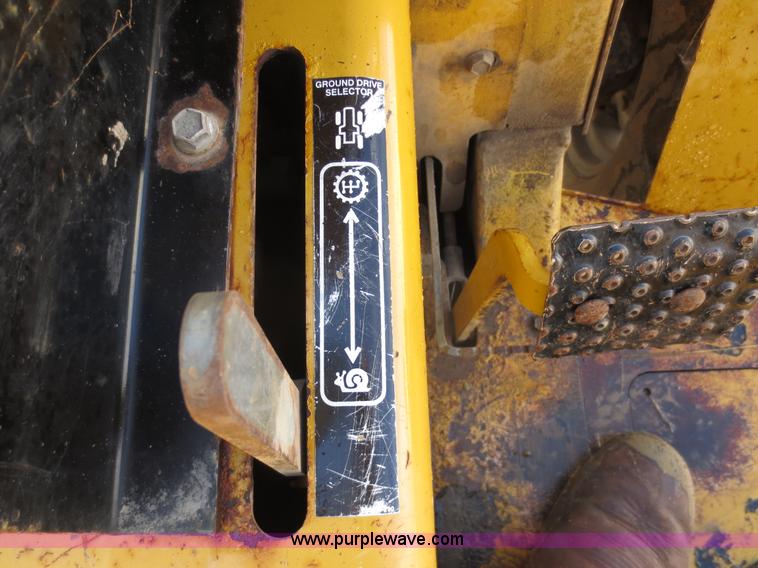 image for item F8013 1999 Vermeer V8100 trencher