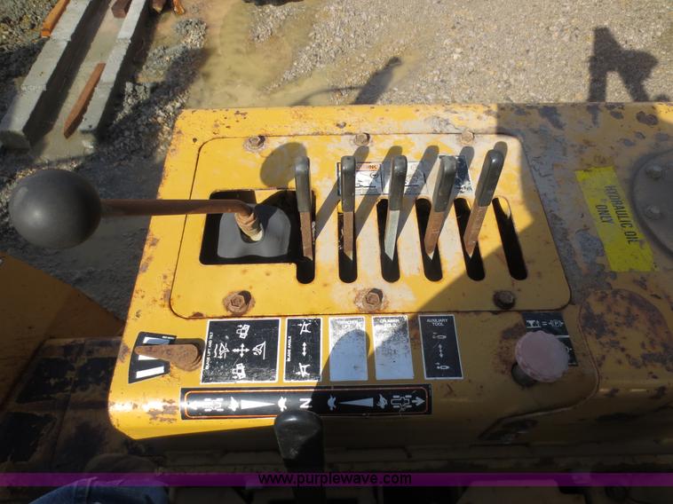 image for item F8013 1999 Vermeer V8100 trencher