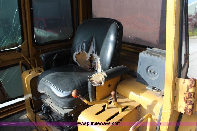 image for item H6797 1984 John Deere 755A track loader