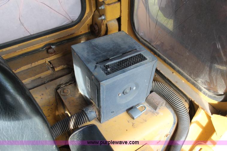 image for item H6797 1984 John Deere 755A track loader