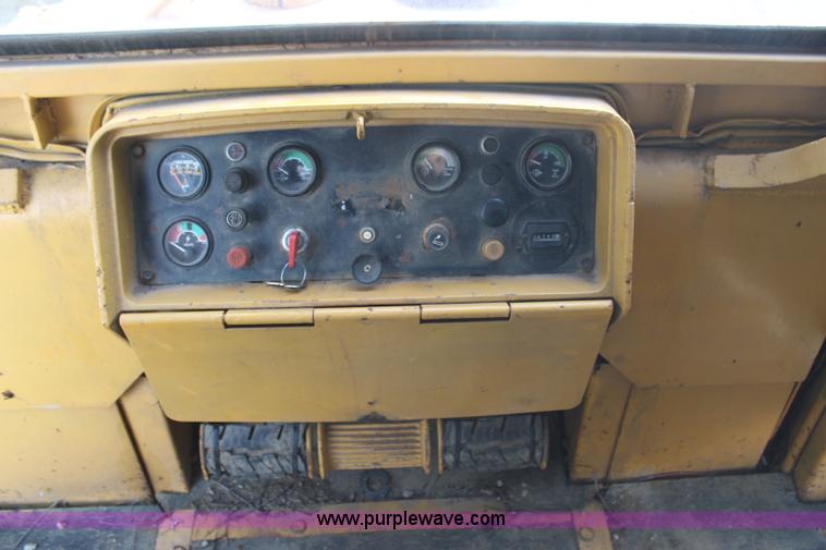 image for item H6797 1984 John Deere 755A track loader