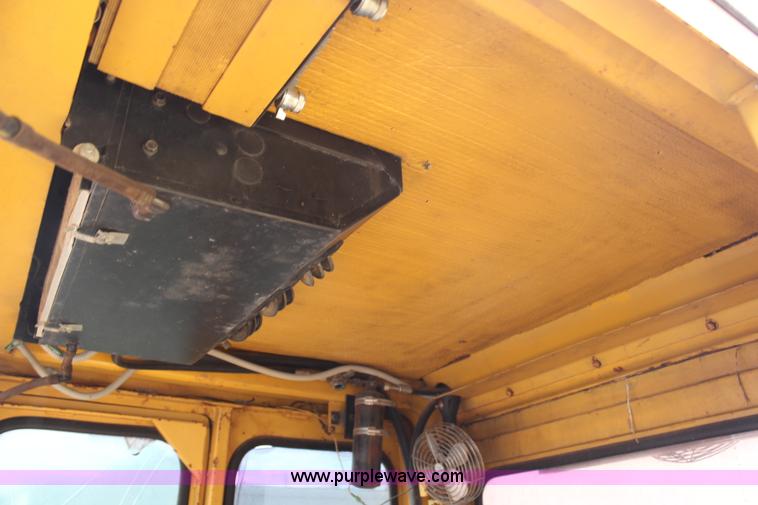 image for item H6797 1984 John Deere 755A track loader