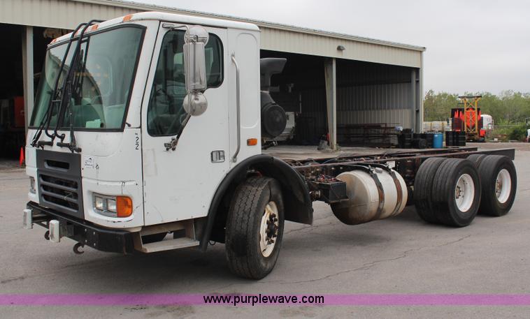 image for item H6981 2006 Freightliner Condor truck cab and chassis