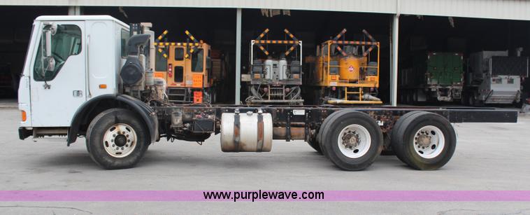 image for item H6981 2006 Freightliner Condor truck cab and chassis