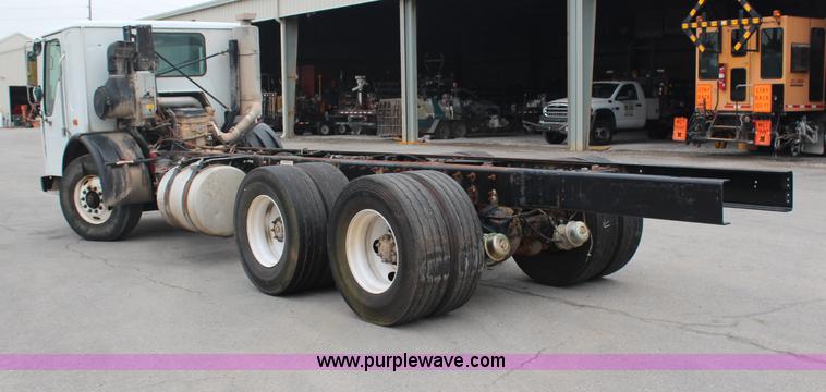 image for item H6981 2006 Freightliner Condor truck cab and chassis