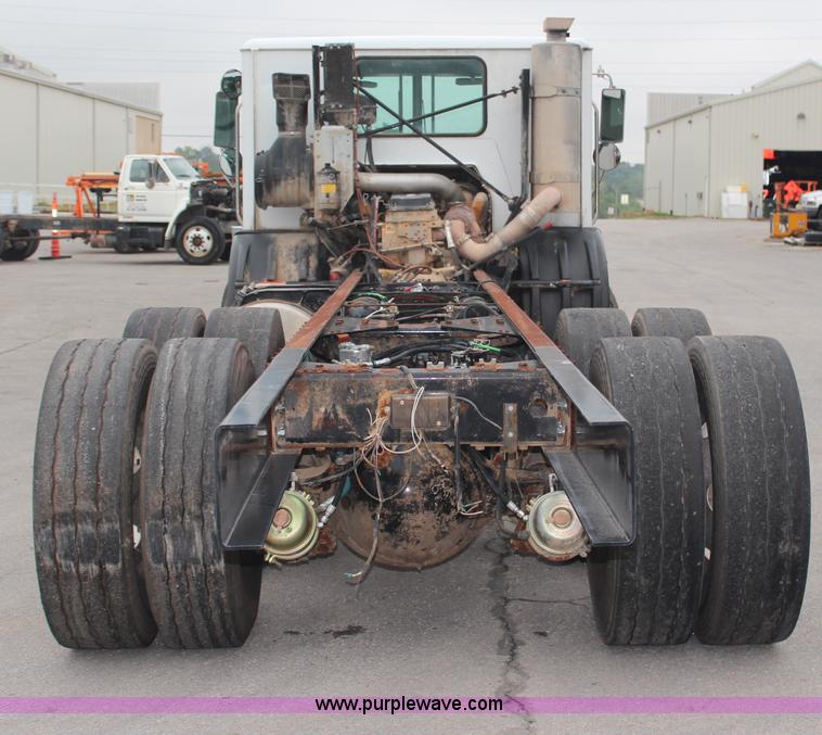 image for item H6981 2006 Freightliner Condor truck cab and chassis