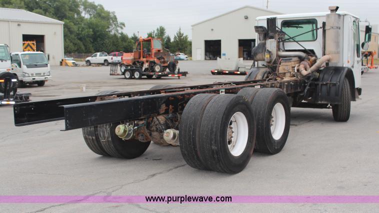 image for item H6981 2006 Freightliner Condor truck cab and chassis