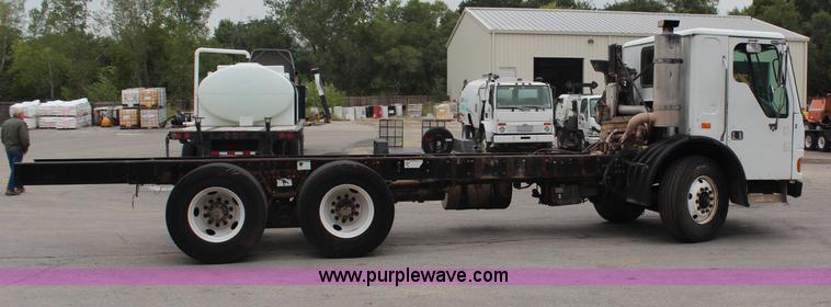 image for item H6981 2006 Freightliner Condor truck cab and chassis