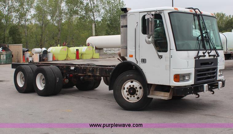 image for item H6981 2006 Freightliner Condor truck cab and chassis