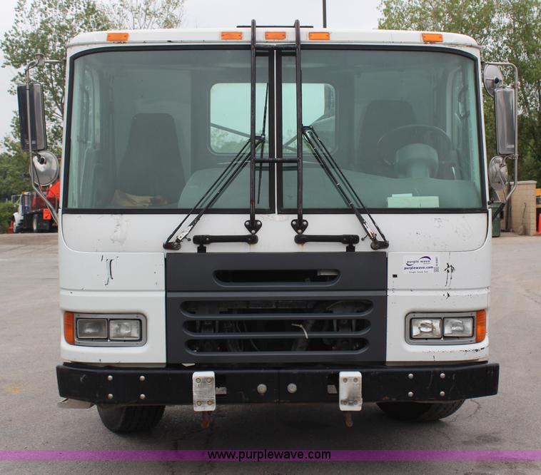 image for item H6981 2006 Freightliner Condor truck cab and chassis