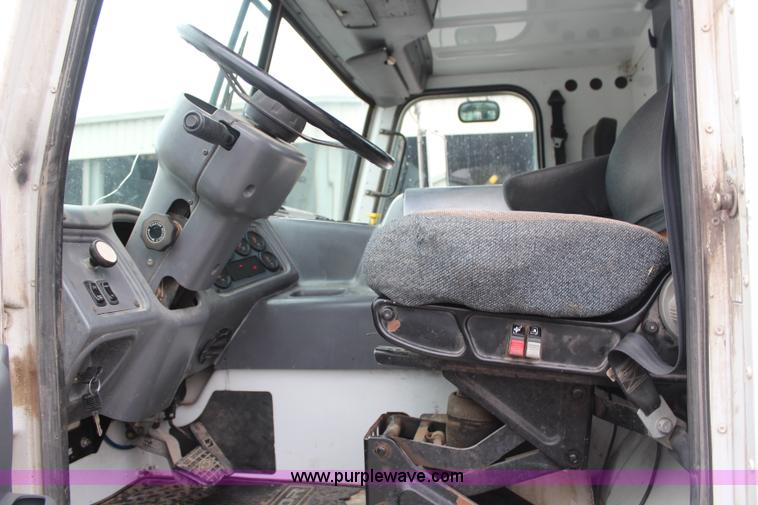 image for item H6981 2006 Freightliner Condor truck cab and chassis