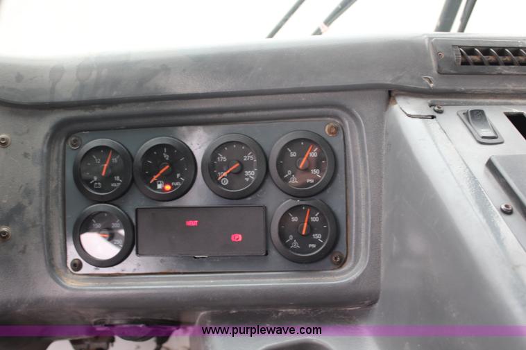 image for item H6981 2006 Freightliner Condor truck cab and chassis