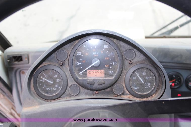 image for item H6981 2006 Freightliner Condor truck cab and chassis