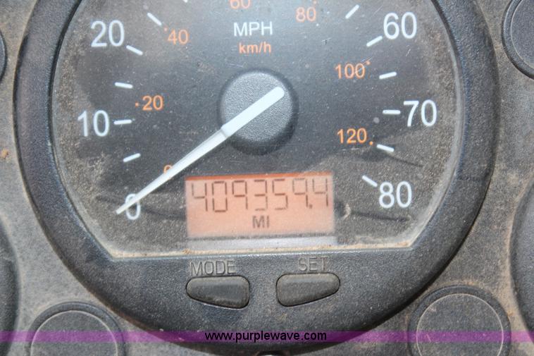 image for item H6981 2006 Freightliner Condor truck cab and chassis