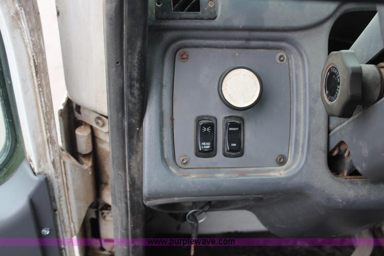 image for item H6981 2006 Freightliner Condor truck cab and chassis