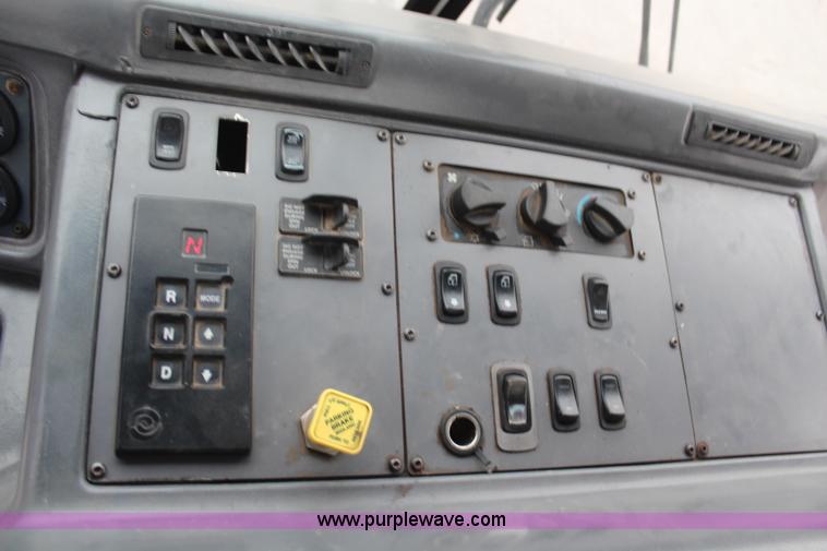 image for item H6981 2006 Freightliner Condor truck cab and chassis