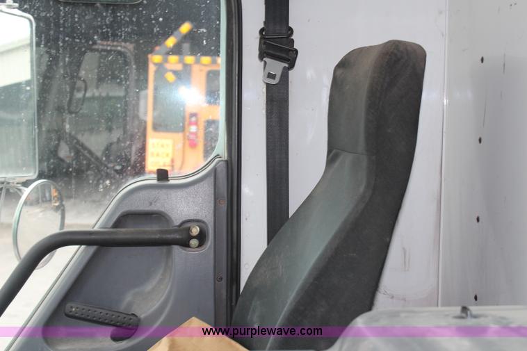 image for item H6981 2006 Freightliner Condor truck cab and chassis