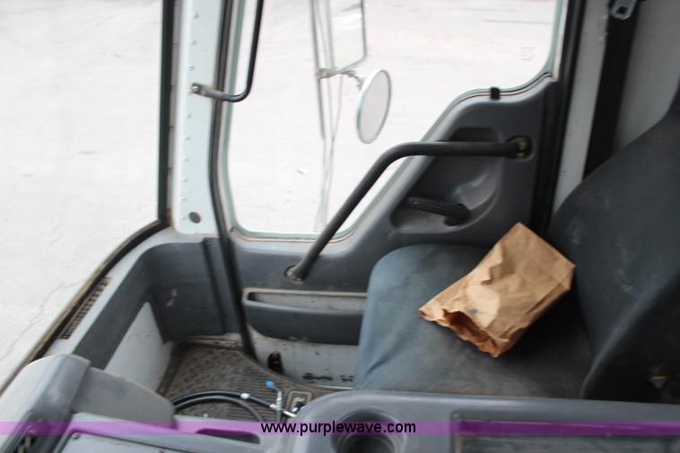 image for item H6981 2006 Freightliner Condor truck cab and chassis