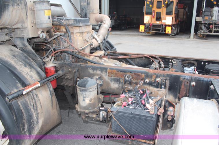 image for item H6981 2006 Freightliner Condor truck cab and chassis