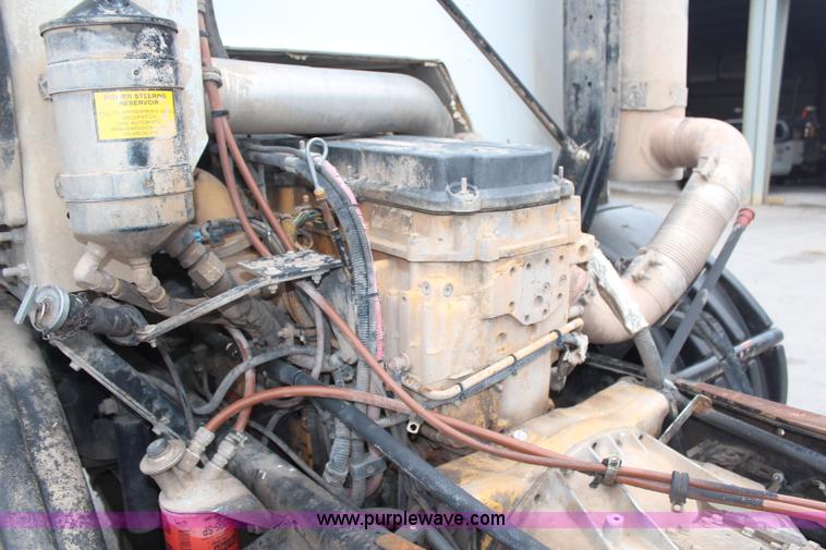 image for item H6981 2006 Freightliner Condor truck cab and chassis