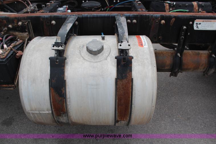 image for item H6981 2006 Freightliner Condor truck cab and chassis