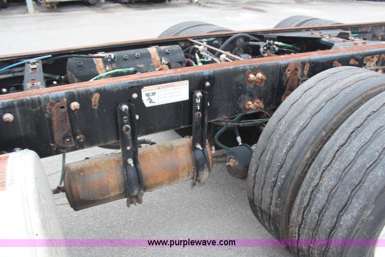 image for item H6981 2006 Freightliner Condor truck cab and chassis