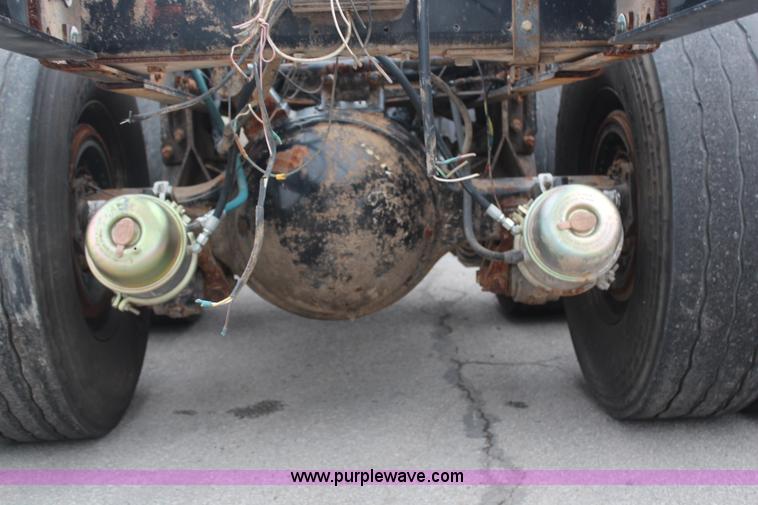 image for item H6981 2006 Freightliner Condor truck cab and chassis