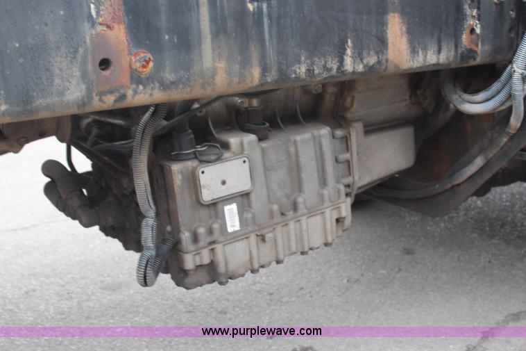 image for item H6981 2006 Freightliner Condor truck cab and chassis