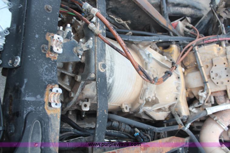 image for item H6981 2006 Freightliner Condor truck cab and chassis