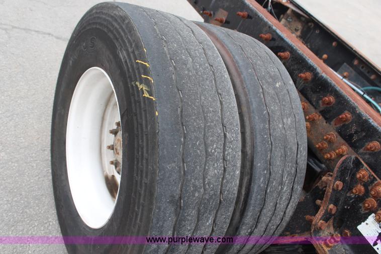 image for item H6981 2006 Freightliner Condor truck cab and chassis