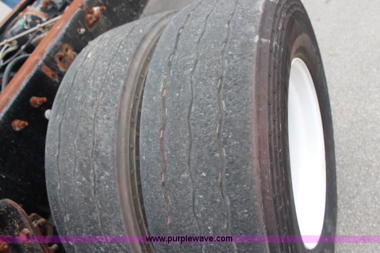 image for item H6981 2006 Freightliner Condor truck cab and chassis