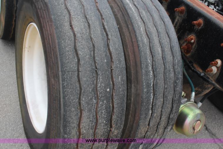 image for item H6981 2006 Freightliner Condor truck cab and chassis