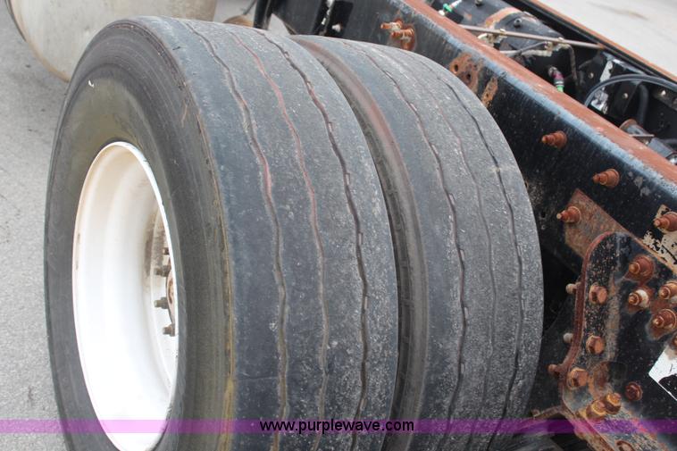 image for item H6981 2006 Freightliner Condor truck cab and chassis