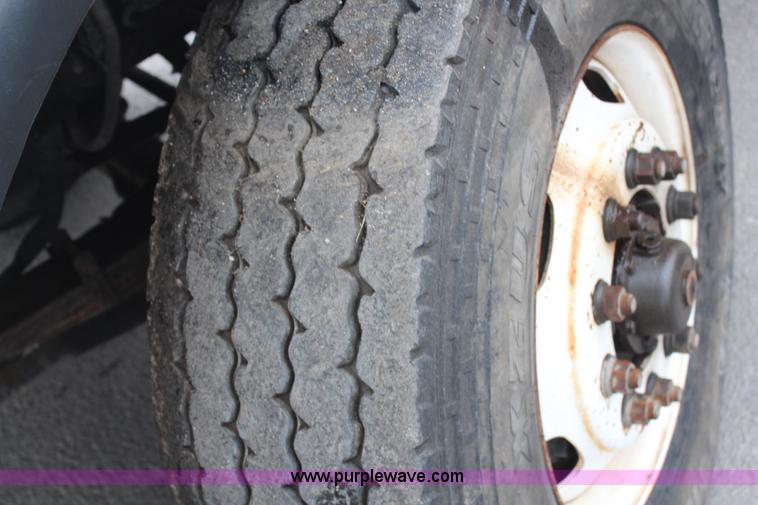 image for item H6981 2006 Freightliner Condor truck cab and chassis