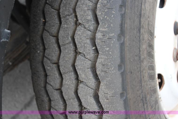 image for item H6981 2006 Freightliner Condor truck cab and chassis