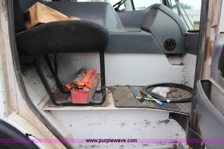 image for item H6981 2006 Freightliner Condor truck cab and chassis