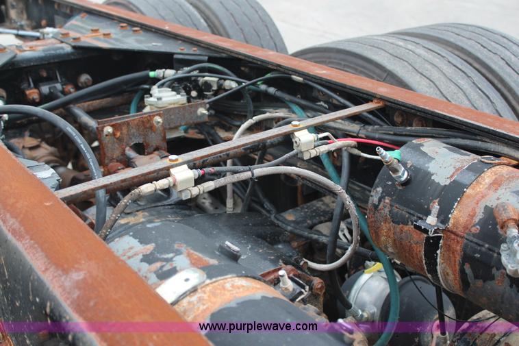 image for item H6981 2006 Freightliner Condor truck cab and chassis