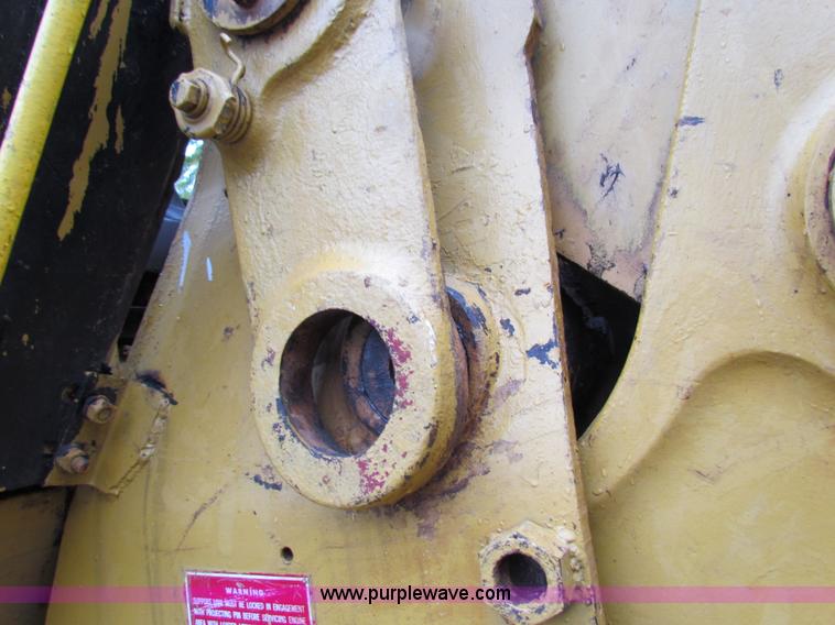 image for item H7310 Caterpillar 977L track loader