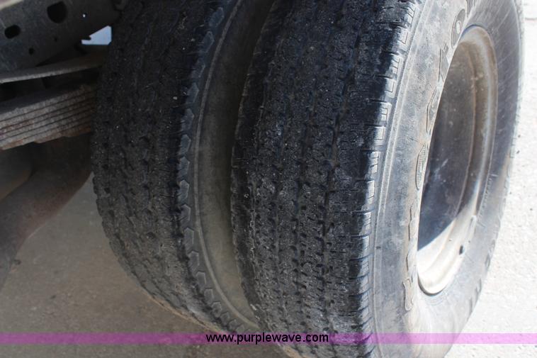 image for item H7876 2004 Ford F350 Crew Cab flatbed pickup truck