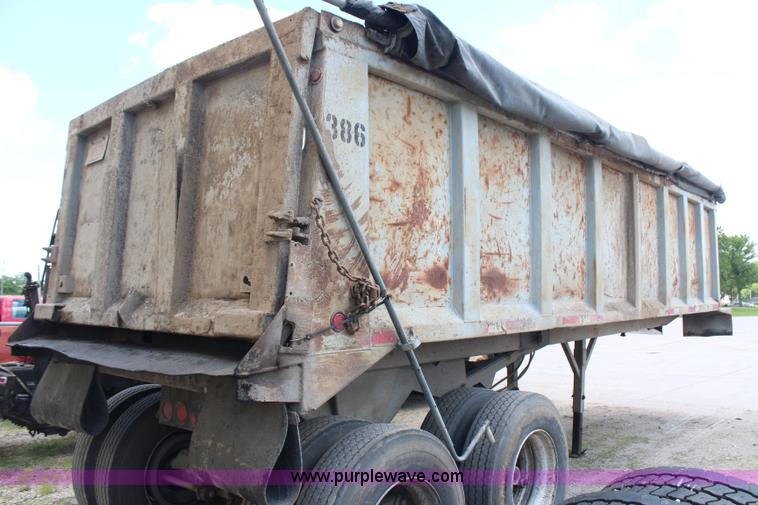 image for item H7879 1993 Hilbilt end dump trailer